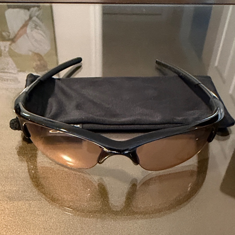Stylish Black Oakley transition lens sunglasses. Bag included.. Unisex